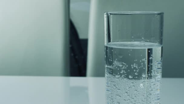 Drinken Van Mineraalwater Een Glas Mineraalwater Close — Stockvideo