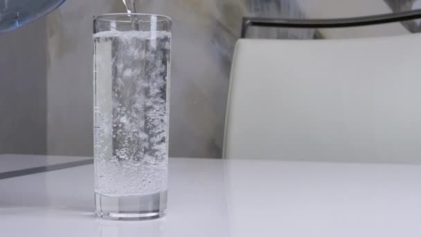 Acqua Bicchiere Tavolo Bianco Uomo Mette Bicchiere Acqua Sul Tavolo — Video Stock