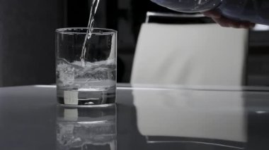 Plastik şişeden cam bardağa su dök, bardakta maden suyu iç, saf su iç..