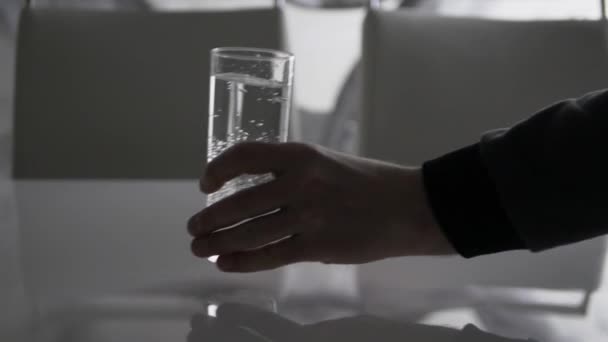 Mettiamo Bicchiere Acqua Sul Tavolo Acqua Minerale Con Bolle Bicchiere — Video Stock