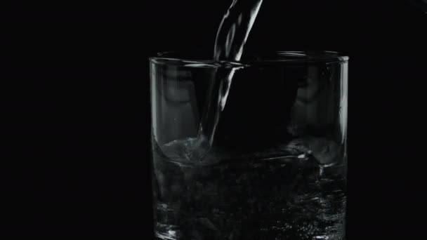 Acqua Minerale Scorre Nel Vetro Versare Acqua Potabile Nel Vetro — Video Stock