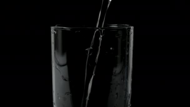 Minerální Voda Sklenici Černém Pozadí Pitná Voda Bublinkami Nalít Vodu — Stock video