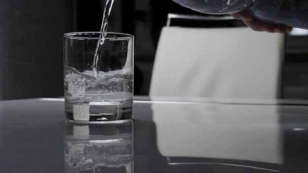 ガラスにペットボトルから水を注ぎ ガラスにミネラルウォーターを注ぎ 純水を飲む — ストック動画