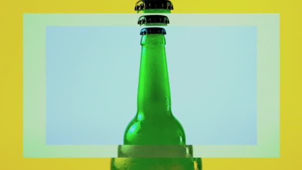 Een Flesje Bier Met Glinsterende Effecten Van Felle Kleuren Close — Stockvideo