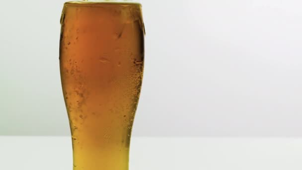 Ένα Ποτήρι Μπύρα Χωρίς Αφρό Φρέσκια Μπύρα Επιλεγμένο Αφρό Διάφανη — Αρχείο Βίντεο