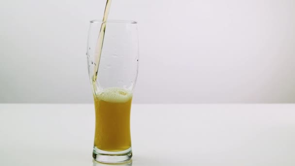 Bierglas Mit Bier Auf Weißem Hintergrund Fassbier Frisches Alkoholisches Getränk — Stockvideo