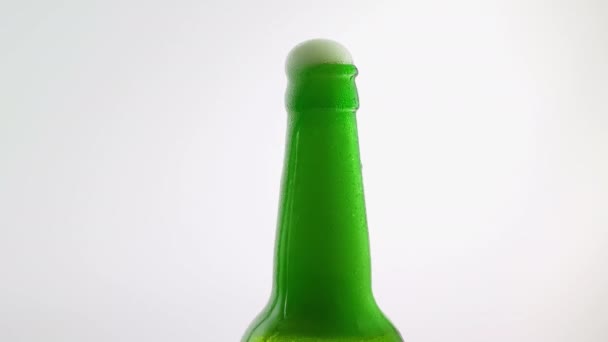 Cerveza Espumosa Una Botella Cerveza Ligera Sobre Fondo Blanco Chorro — Vídeos de Stock