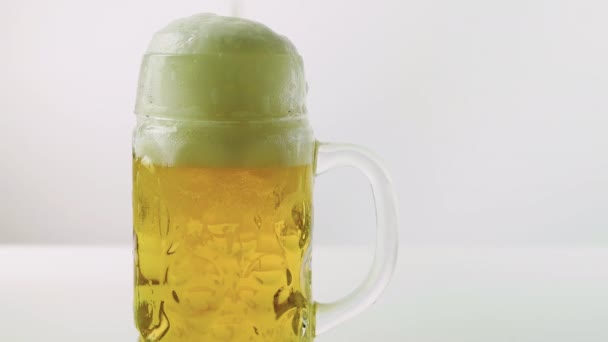 Vaso Cerveza Sobre Fondo Blanco Cerveza Espumosa Vaso Primer Plano — Vídeos de Stock