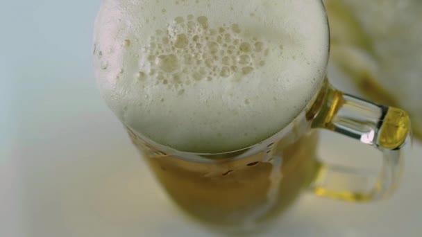 Glas Mit Bier Draufsicht Schaumiges Bier Glas — Stockvideo