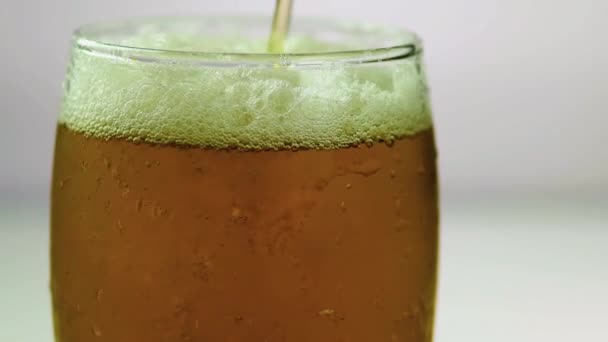 Ρίξτε Μπύρα Ένα Ποτήρι Κοντινό Πλάνο Φρέσκο Κρύο Βαρελίσια Μπύρα — Αρχείο Βίντεο