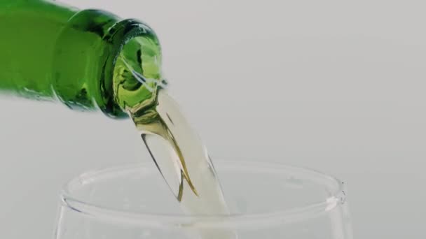 Verter Cerveza Una Botella Vidrio Vaso Cerveza Sobre Fondo Blanco — Vídeo de stock