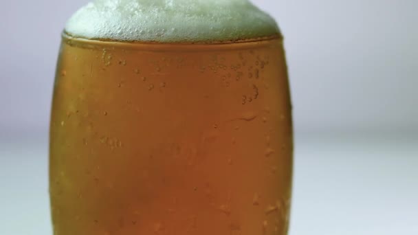 Bier Gieten Een Bierglas Een Witte Achtergrond Close Van Bier — Stockvideo