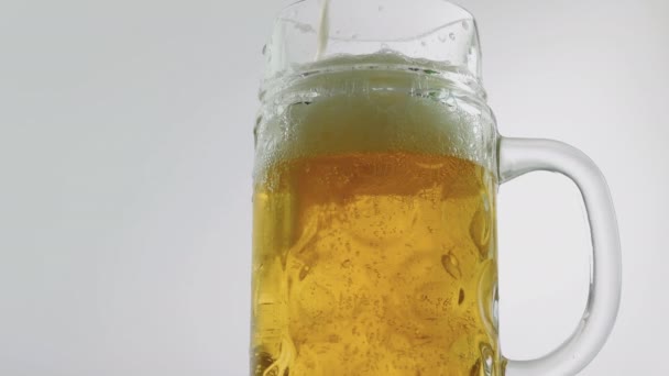 Wlewanie Piwa Szklanki Białym Tle Jasne Świeże Piwo — Wideo stockowe