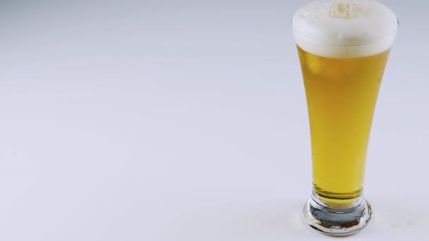 Despejando Cerveja Fresca Copo Cerveja Fundo Branco Rascunho Cerveja Leve — Vídeo de Stock
