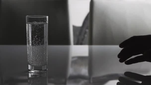 Ein Mann Hebt Ein Glas Wasser Zum Trinken Mineralwasser Glas — Stockvideo