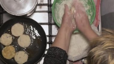 Bir kadın cheesecake yapıyor, süzme peynirli tatlı pişiriyor, tavada krep pişiriyor, hamurdan heykel yapıyor.