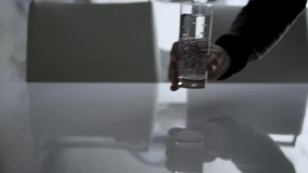 Buvez Eau Verre Eau Est Sur Table Cuisine Homme Met — Video