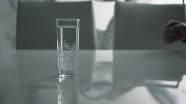 Homem Bebe Água Mineral Tomar Copo Água Potável Sua Mão — Vídeo de Stock