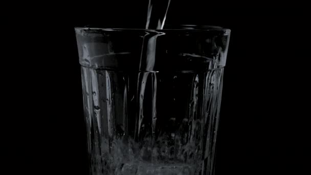 Acqua Minerale Bicchiere Vetro Fondo Nero Acqua Potabile Con Bolle — Video Stock