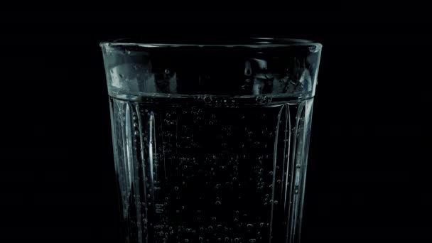 Acqua Minerale Bicchiere Bevanda Con Bollicine Bicchiere Fondo Nero — Video Stock
