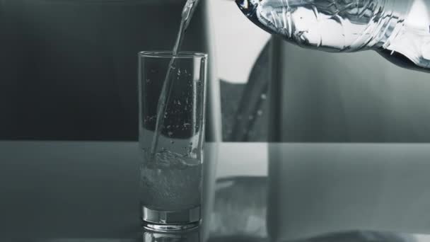 Mineralwasser Ein Glas Gießen Und Wasser Ein Glas Trinken Gießen — Stockvideo