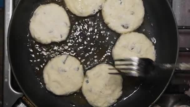 Een Vrouw Keuken Maakt Pannenkoeken Een Pan Kookt Thuis Kwarktaart — Stockvideo
