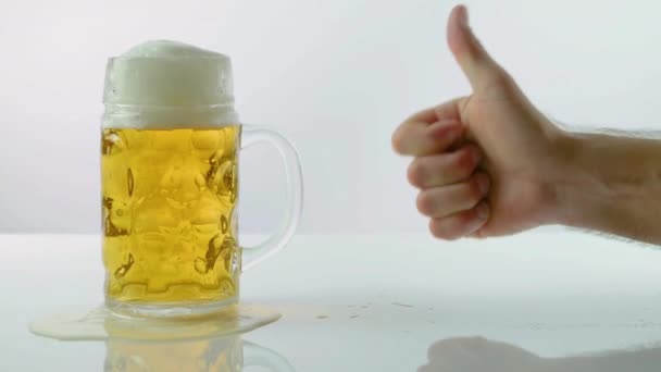 Duim Omhoog Voor Bier Glas Bier Een Witte Achtergrond Een — Stockvideo