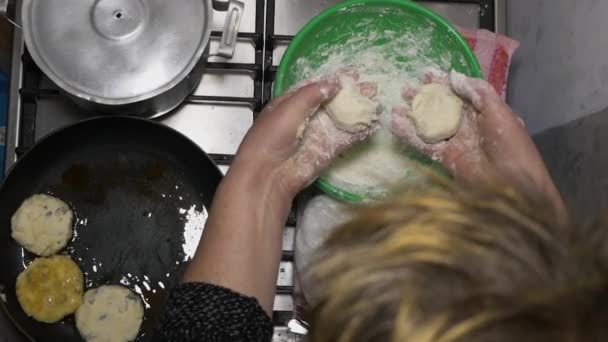 女性はパンケーキを生地から彫刻し キッチンでデザートを準備し 手でチーズケーキを彫刻し パンケーキを炒めます — ストック動画