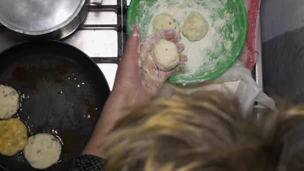 女人在厨房里做饭 在面团里做饭 在煎锅里煎煎饼 — 图库视频影像