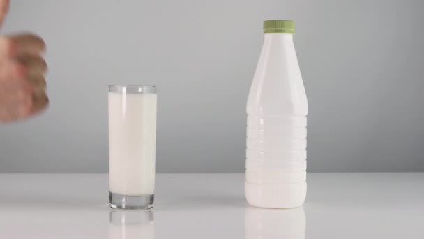 Copo Leite Fundo Branco Kefir Iogurte Branco Tipo Mostra Dedo — Vídeo de Stock