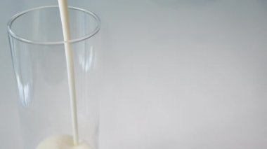 Bir bardağa yoğurt dök. Süt, mayalanmış süt. Yakın plan.