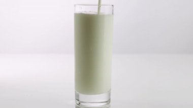 Kefir 'in zıt yöndeki akışı. Süt ile güzel bir etki. Süt bir bardakta.