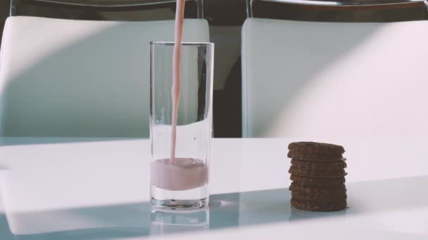 Fruchtjoghurt Ein Glas Gießen Milchprodukt Mit Schokoladenkeksen Auf Weißem Tisch — Stockvideo