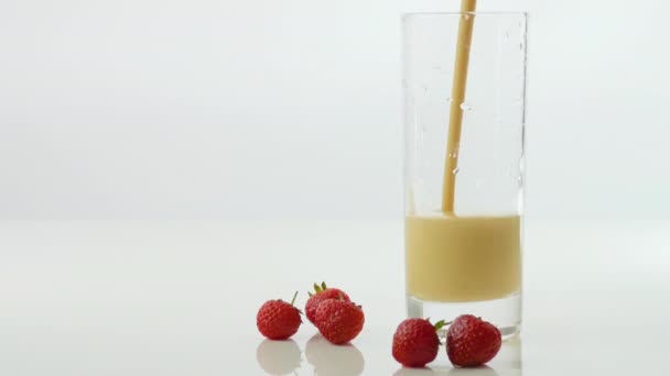 Yogur Fresa Verter Yogur Vaso Primer Plano Bebida Frutas Frescas — Vídeos de Stock