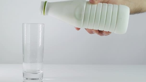 Weißer Joghurt Ein Glas Gießen Nahaufnahme Auf Weißem Hintergrund — Stockvideo