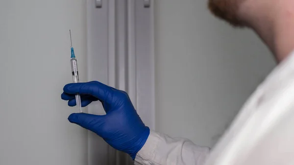 医師の手による注射器 医療従事者によるワクチンによる医療用注射器で撮影されました 薬は注射器に入っています 2020ウクライナ — ストック写真