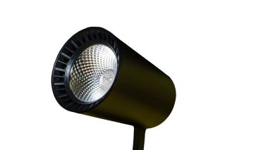 Led lambası beyaz arka planda izole edilmiş, yakın plan lambası. İç mekan için siyah spot ışığı