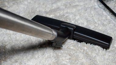 Süpürge halısı, ev temizliği, elektrikli süpürgeyle pislik emmek.