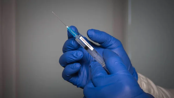 Inyección Gripe Una Jeringa Médico Sostiene Una Jeringa Con Vacuna — Foto de Stock