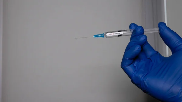 医学的インフルエンザ Covid 19ワクチン ウイルス性疾患のための注射器の医学 医師は彼の手に薬と注射器を保持しています 編集写真 2020ウクライナ — ストック写真