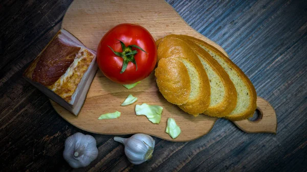 Comida Una Bandeja Madera Jamón Con Verduras Bodegón Alimentos Ajo — Foto de Stock