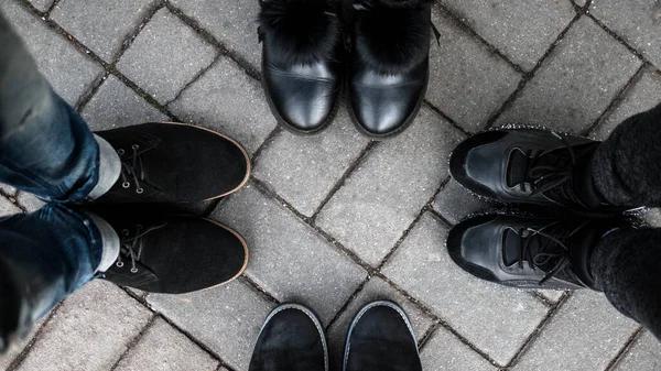Ноги Друзей Вид Сверху Молодые Люди Образуют Круг Показывают Свои — стоковое фото