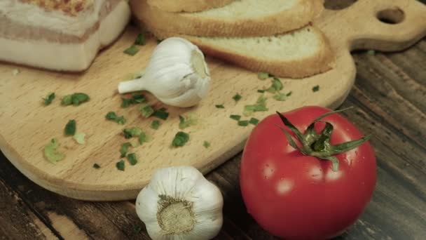 キッチンで食べ物を準備 家庭料理 木のトレイに新鮮な食べ物をトップビュー ベーコン ハムとトマトを食欲をそそる ニンニク — ストック動画