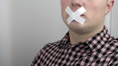 Ağzı yapıştırılmış bir adam, kopyalama alanı, dudaklarında yapıştırıcı olan bir adam, yapışkan bantla ağzı kapalı bir adam.