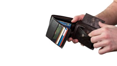 Elinde cüzdanı olan bir adam, cüzdanında kredi kartları olan bir adam beyaz bir geçmişle izole edilmiş, mali sorunu olan bir adam, parasız boş bir cüzdan..