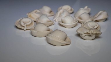 Beyaz mutfak masasında çiğ hamur tatlısı, yakın plan hamur tatlısı.