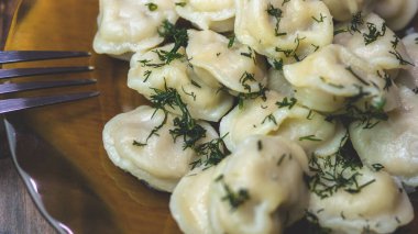 Rus hamur köfteleri, ev yapımı hamur tatlısı dereotlu, ev yapımı yemekler.