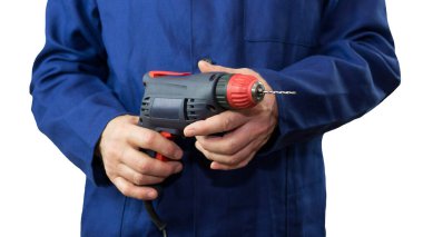 Tulumlu bir adam elektrikli matkap taşır. Beyaz arka planda izole edilmiş. Tamirci..