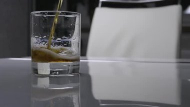 Bir bardak tatlı köpüklü tatlı su dökün.