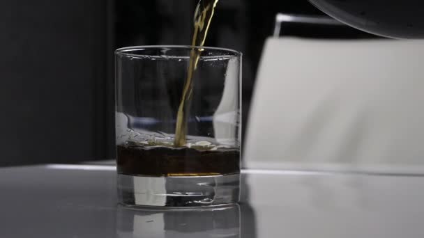 把甜泡沫水倒入杯子里 杯子里放甜味剂的水 — 图库视频影像